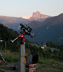 Teleskop auf Säule in Alpen