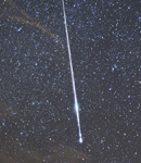 Heller Meteor mit Rauchspur (Summenbild)