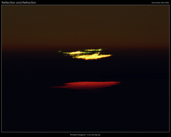 Grner Blitz und verzerrte Sonnenscheibe bei Sonnenuntergang