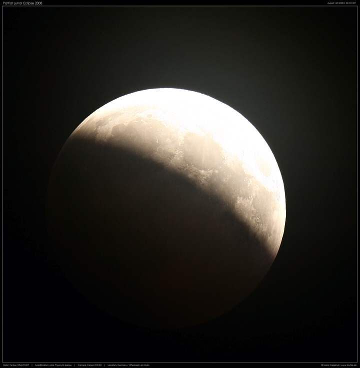 Foto der partiellen Mondfinsternis 2008 mit leichter Bewlkung.