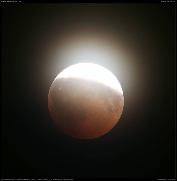 Foto der partiellen Mondfinsternis 2008 mit leichter Bewlkung.