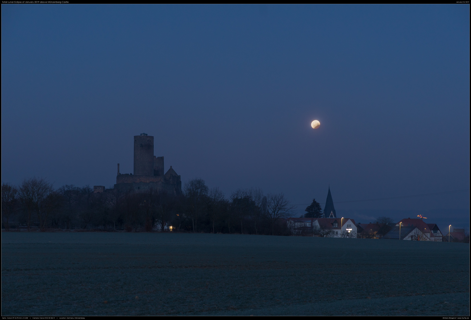 Totale Mondfinsternis über Burg Münzenberg