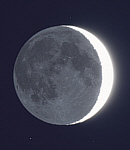 Mond mit Erdschein am Abendhimmel