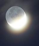 Mond mit Erdschein und Kranz