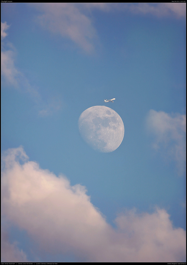 Taghimmel-Mond mit Flugzeug