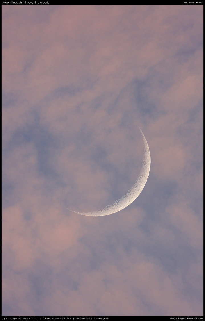 Mondsichel am wolkigen Abendhimmel