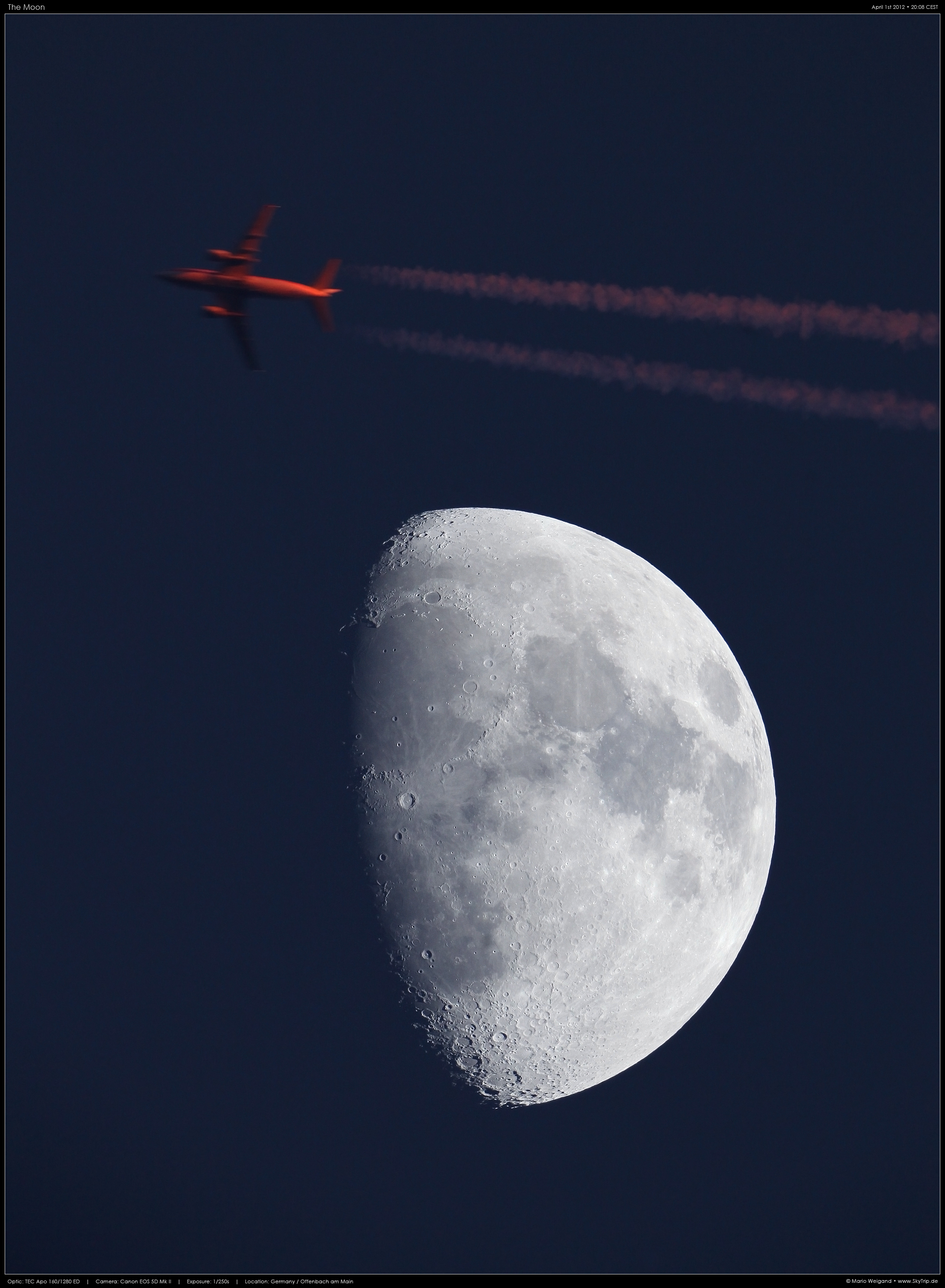 Zunehmender Mond am Dmmerungshimmel