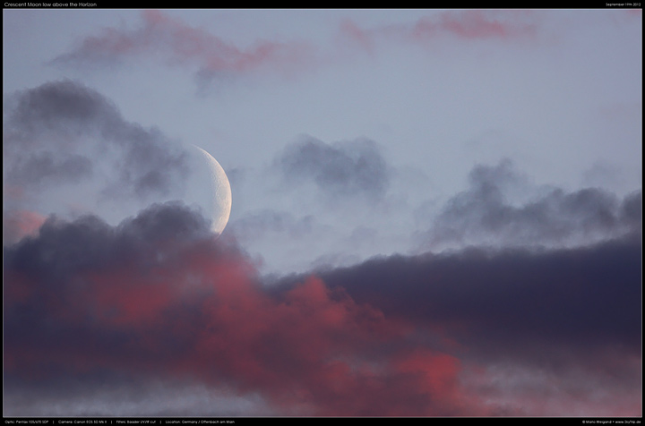 Mondsichel tief am Abendhimmel