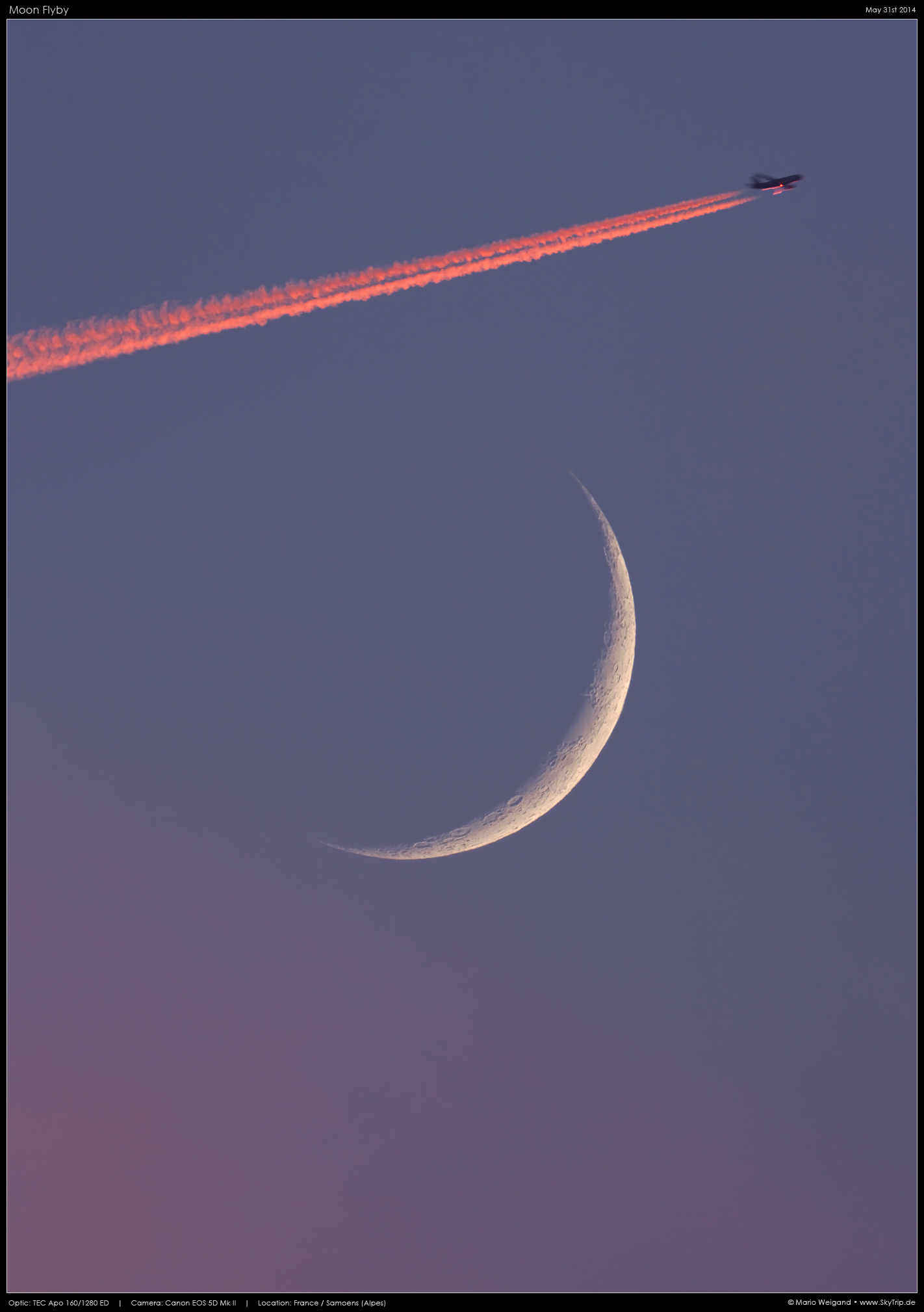 Ein vom Abendrot beleuchtetes Flugzeug zieht an der jungen Mondsichel vorbei