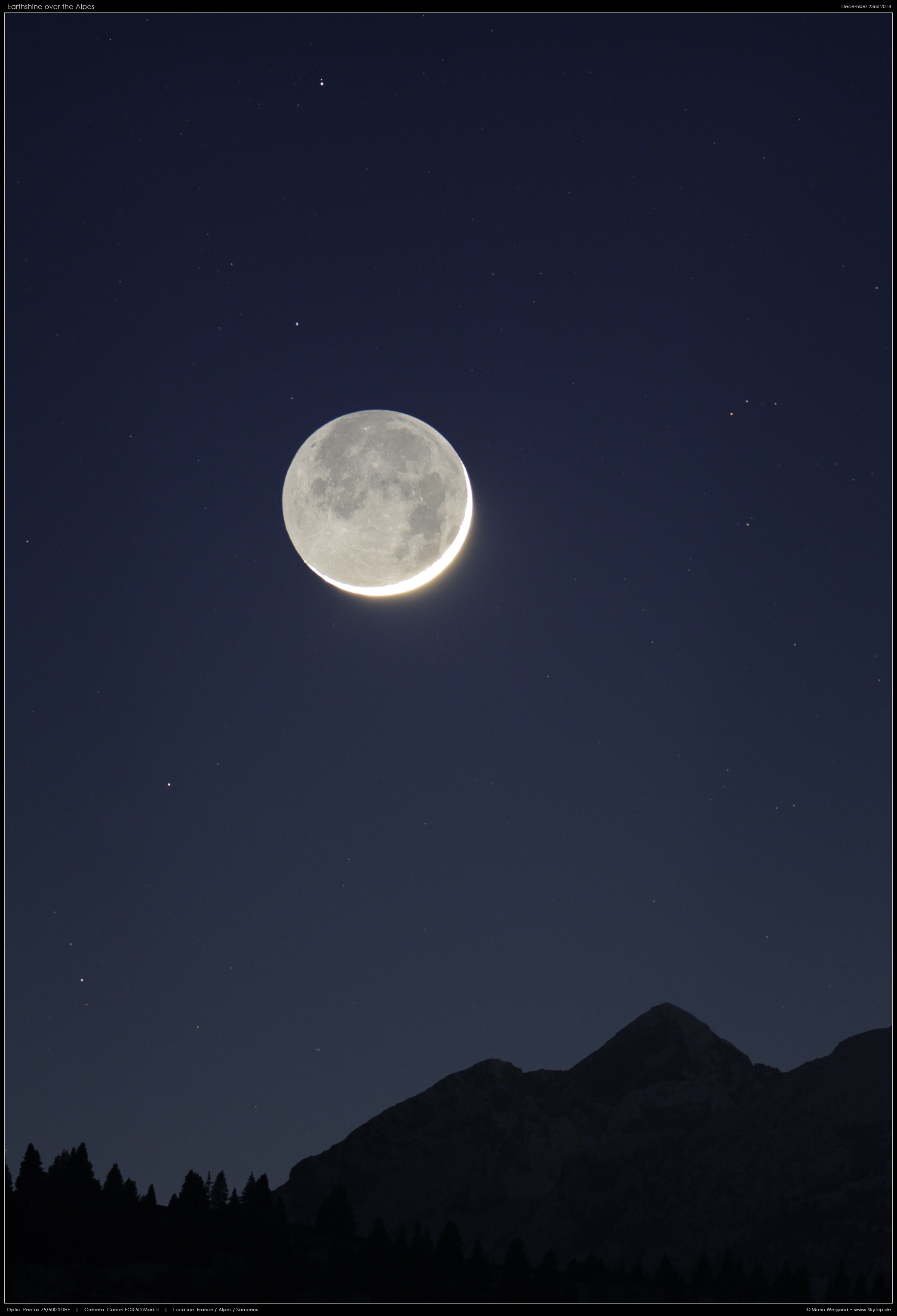 Mond mit Erdschein über den Alpen