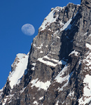 Der Mond über Alpengipfeln