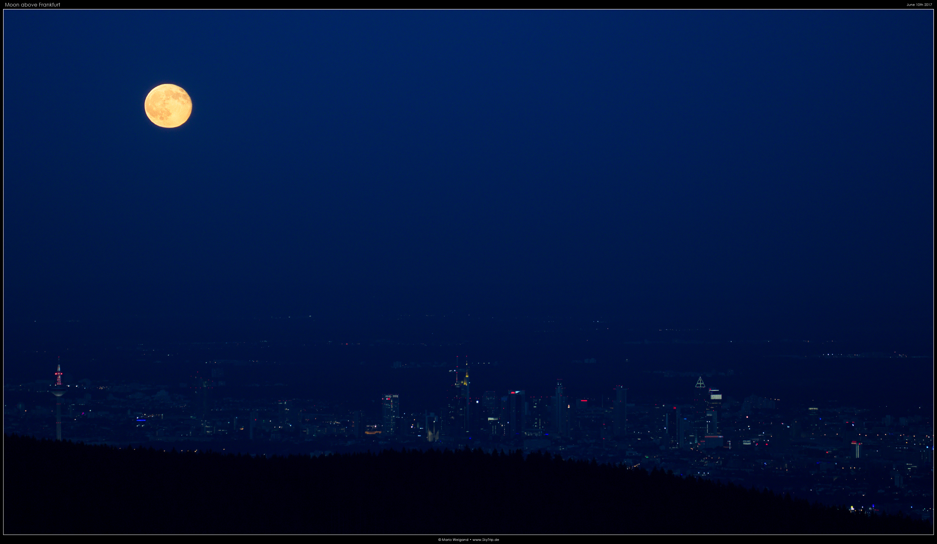 Mond ber der Frankfurter Skyline