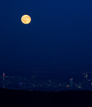 Mond über der Frankfurter Skyline
