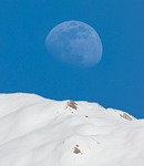 Mond über den weißen Alpen