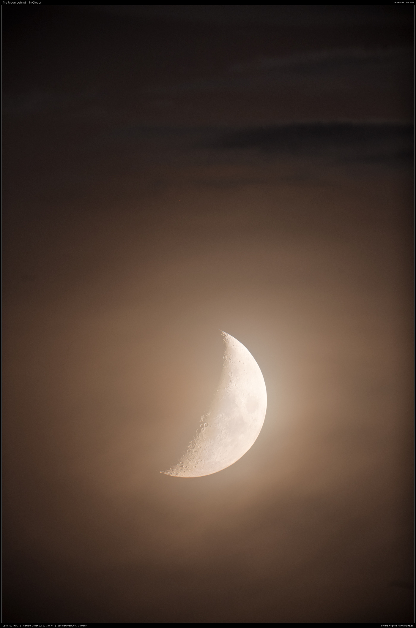 Mond mit dnnem Wolkenmix