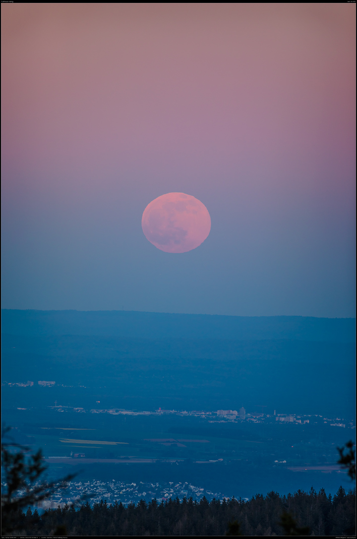 Mondaufgang vom kleinen Feldberg im Taunus