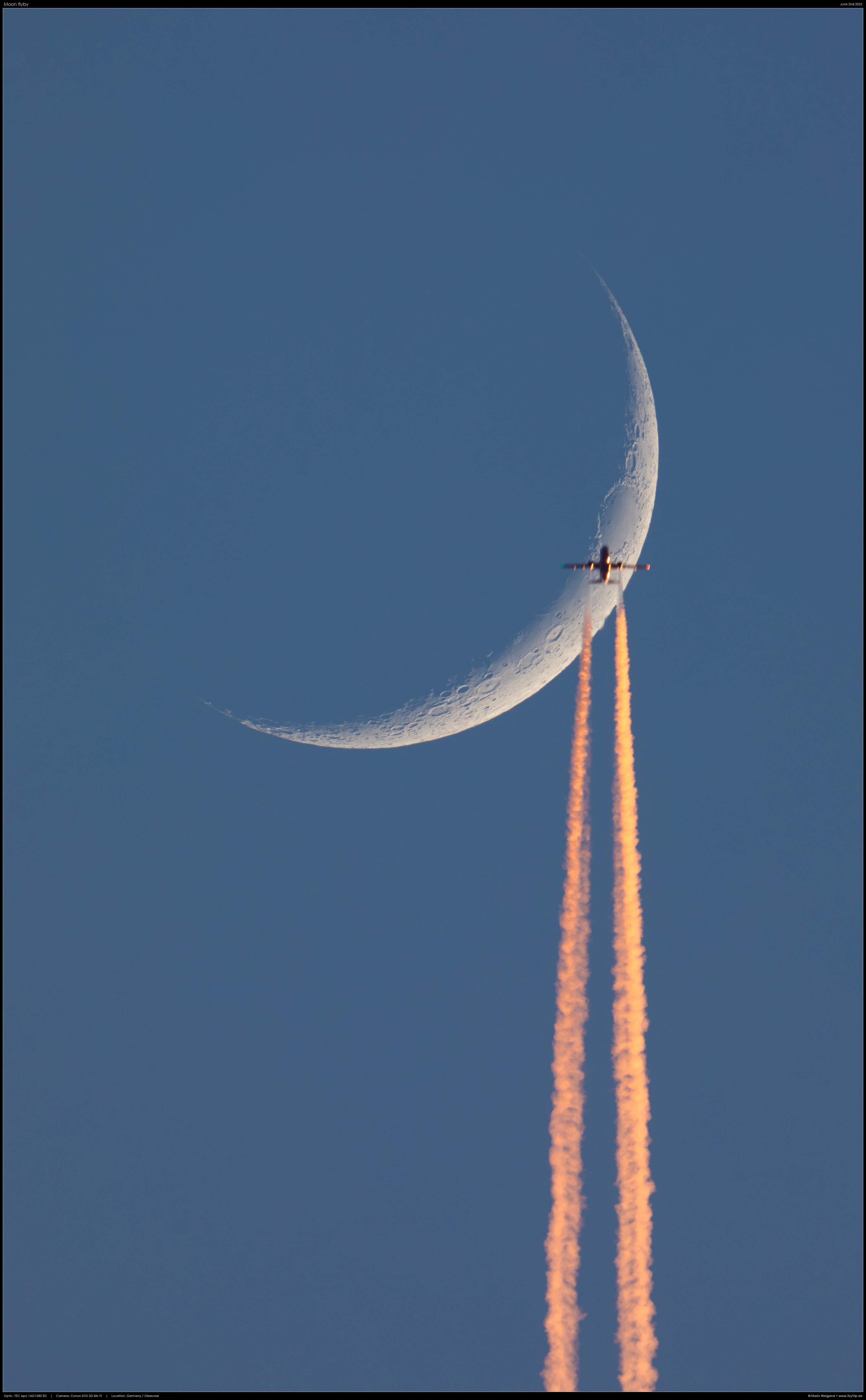 Junger Mond mit Flugzeug-Transit