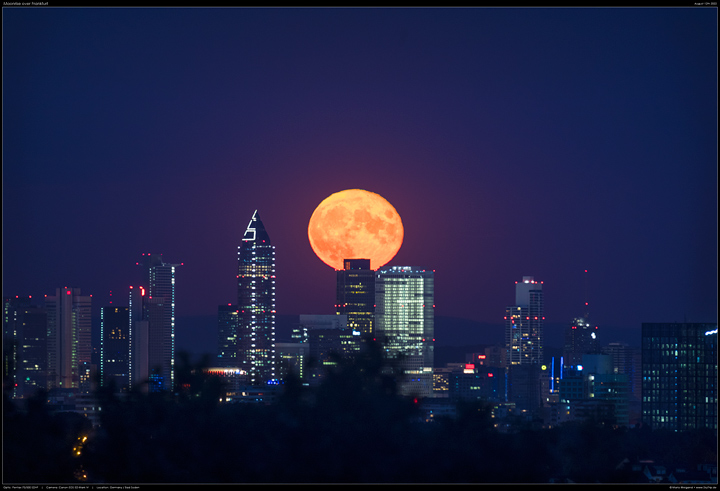 Vollmond-Aufgang mit Skyline