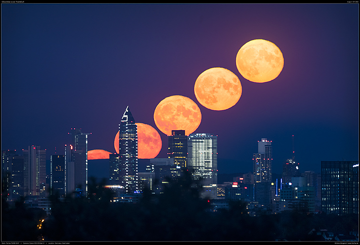 Vollmond-Aufgang mit Skyline