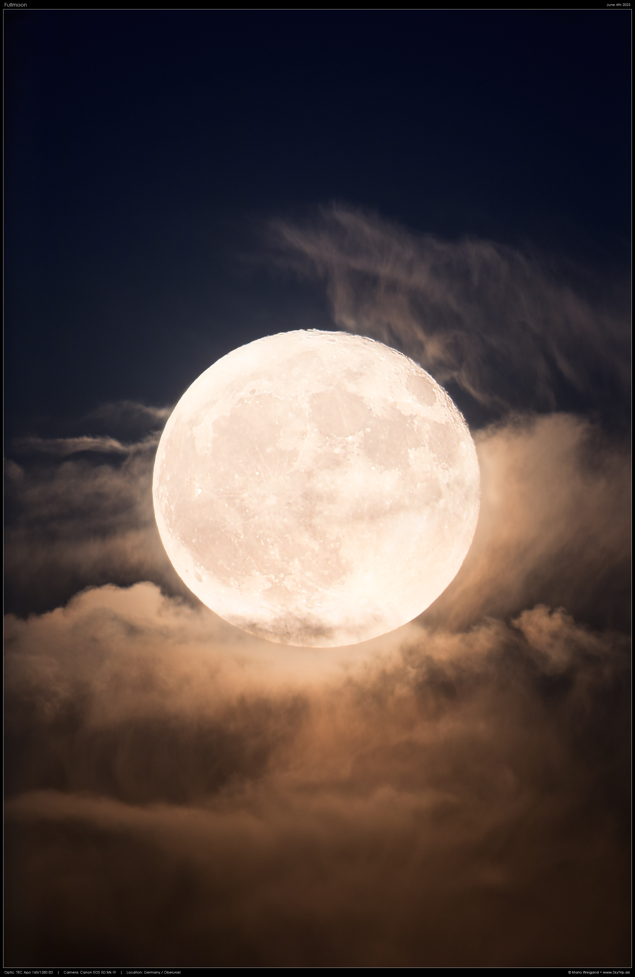 Vollmond-Aufgang mit Skyline