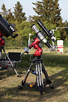 Pentax 105/670 SDP Astrograph mit SBIG STL-11000M CCD-Kamera und Orion ED 80 Refraktor als Leitrohr.
