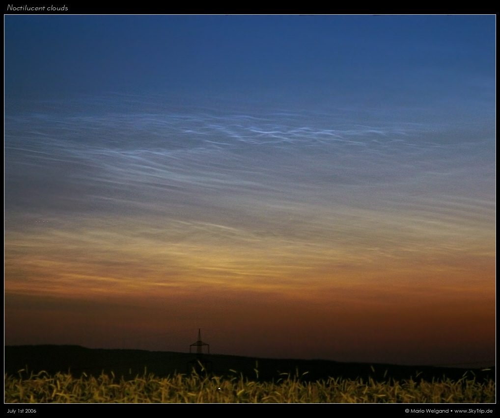 Nachtleuchtende Wolken ber Weizenfeldern am 1. Juli 2007