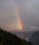 Regenbogen über den Alpen