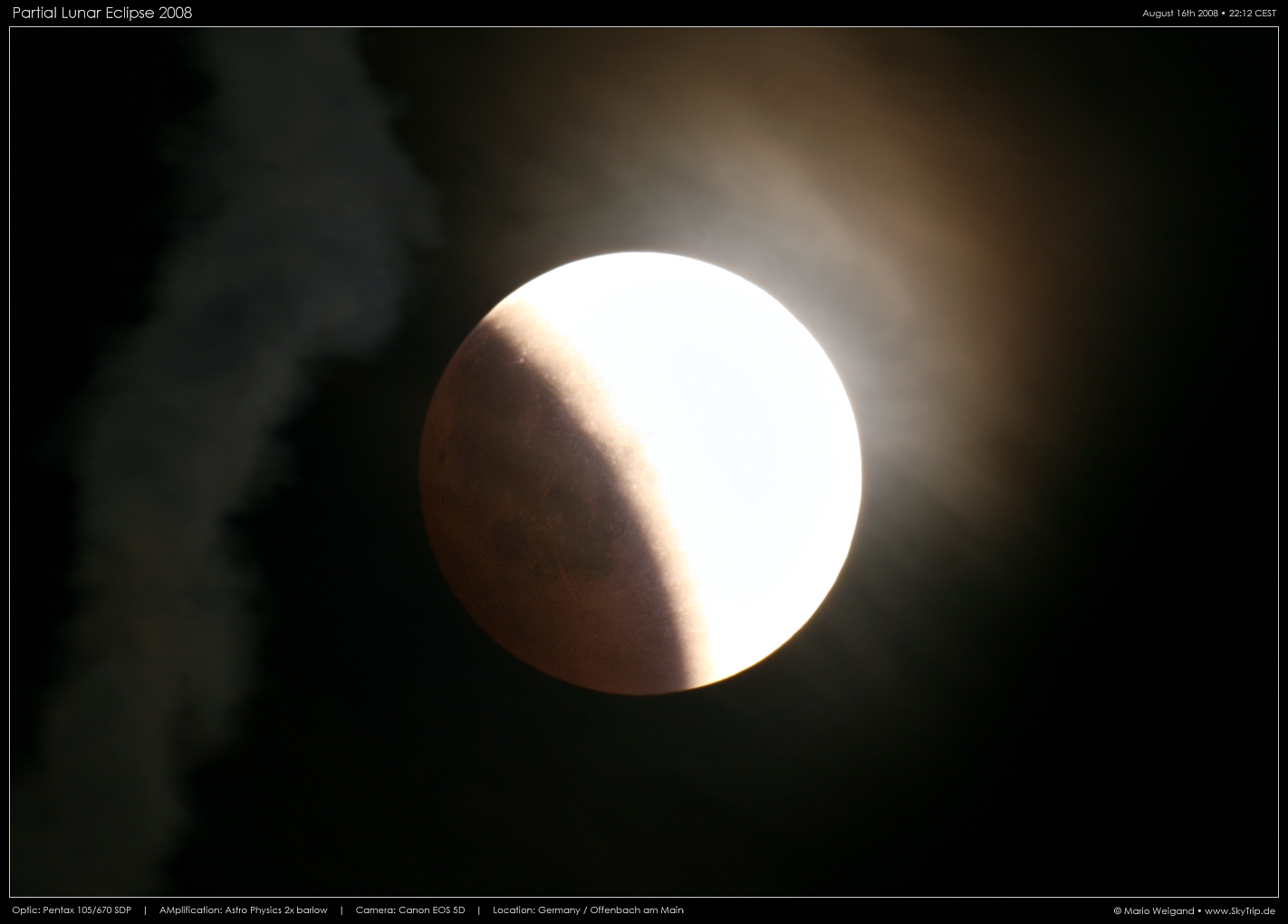 Foto der partiellen Mondfinsternis 2008 mit leichter Zirrusbewlkung und Kondensstreifen.