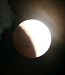 Mondfinsternis 2008, Bild 1: Partielle Phase mit Wolken