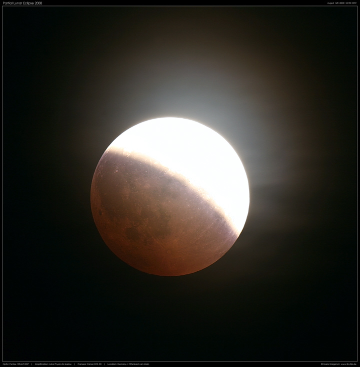 Foto des roten Monds 2008 mit leichter Bewlkung.