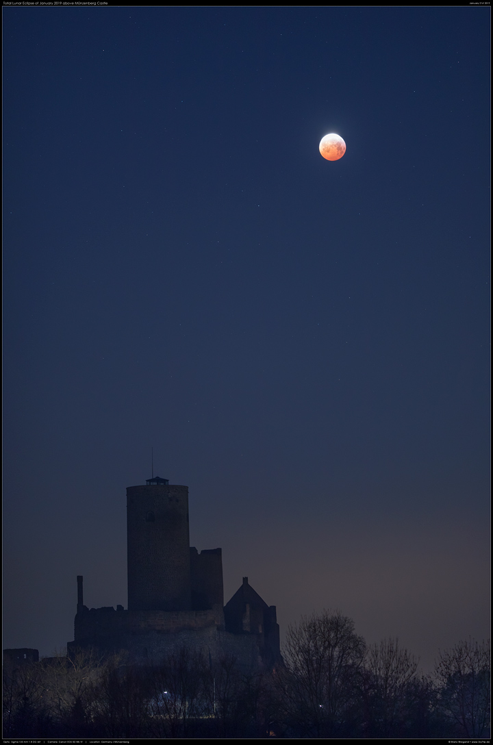 Totale Mondfinsternis ber Burg Mnzenberg II