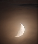 Mond mit dünnem Wolkenmix