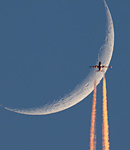 Junger Mond mit Flugzeug-Transit