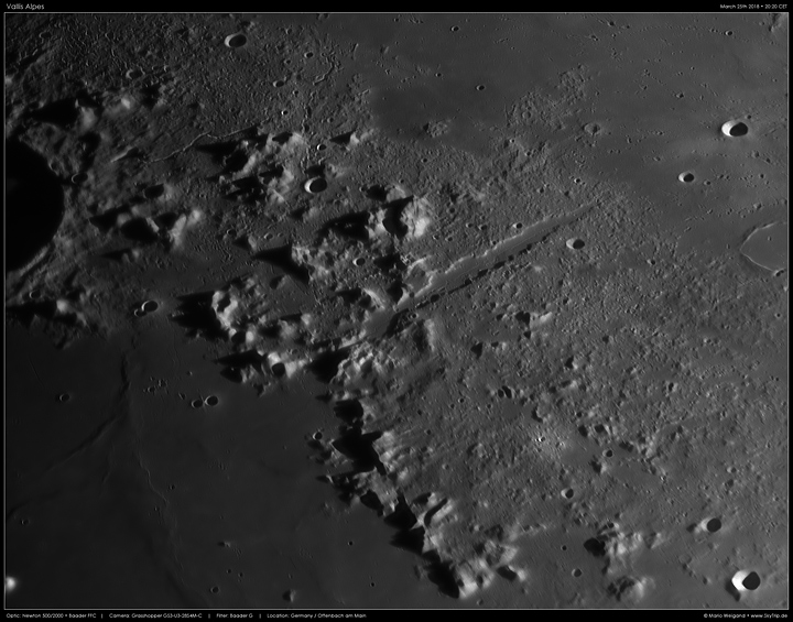 Mondfoto: Vallis Alpes mit Rille