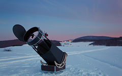 Mit dem 20-Zoll-Dobson im schneebedeckten Hintertaunus.